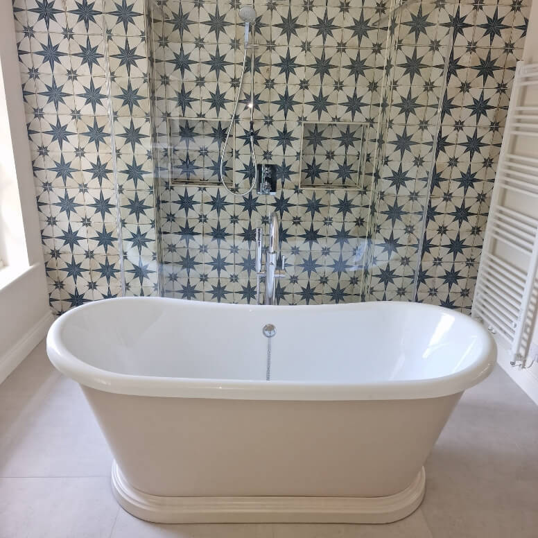 Free standing bath with distinctive tiled background